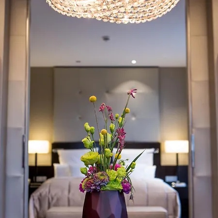 Relais&châteaux Burg Schwarzenstein Hotel